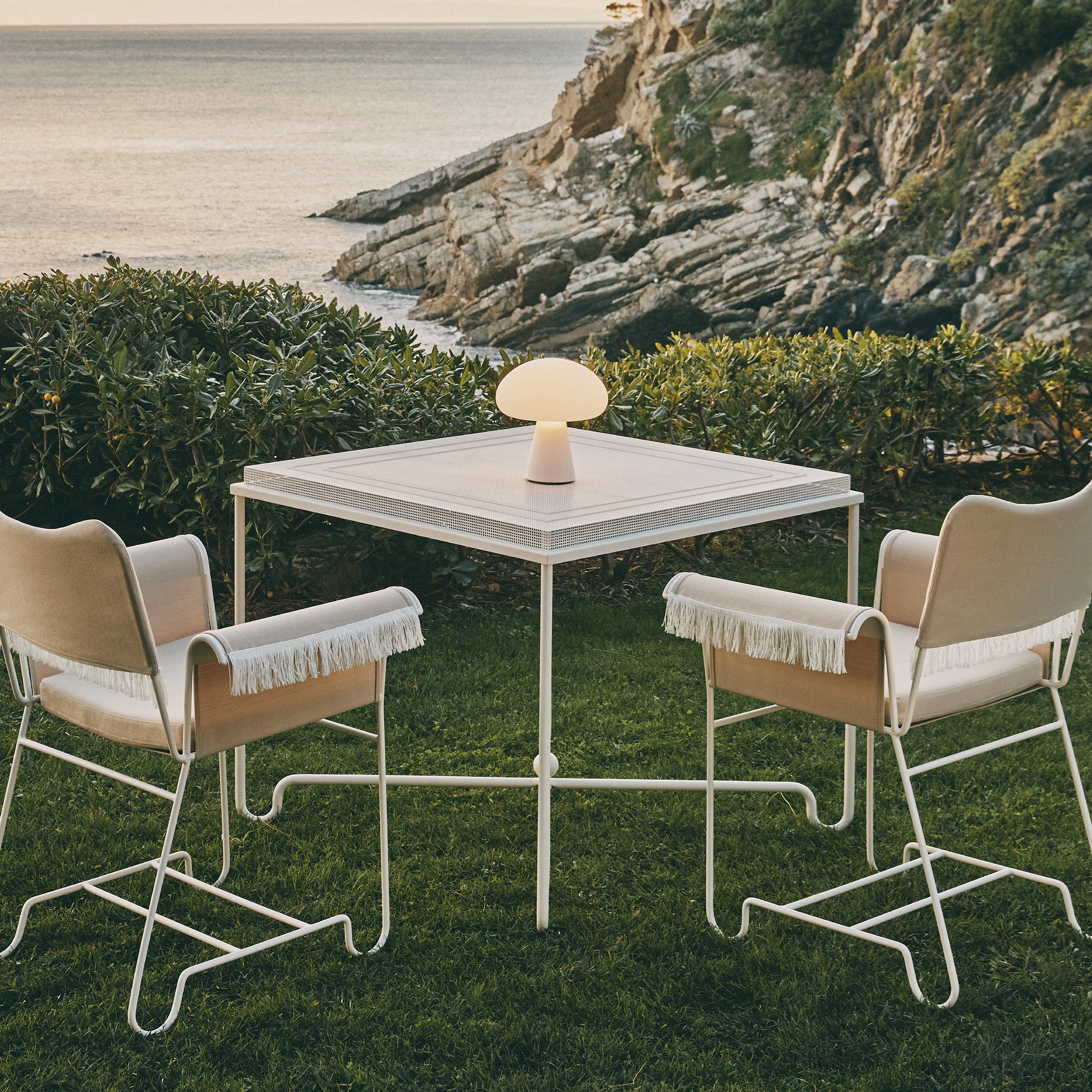 Obello Table Lamp: Outdoor